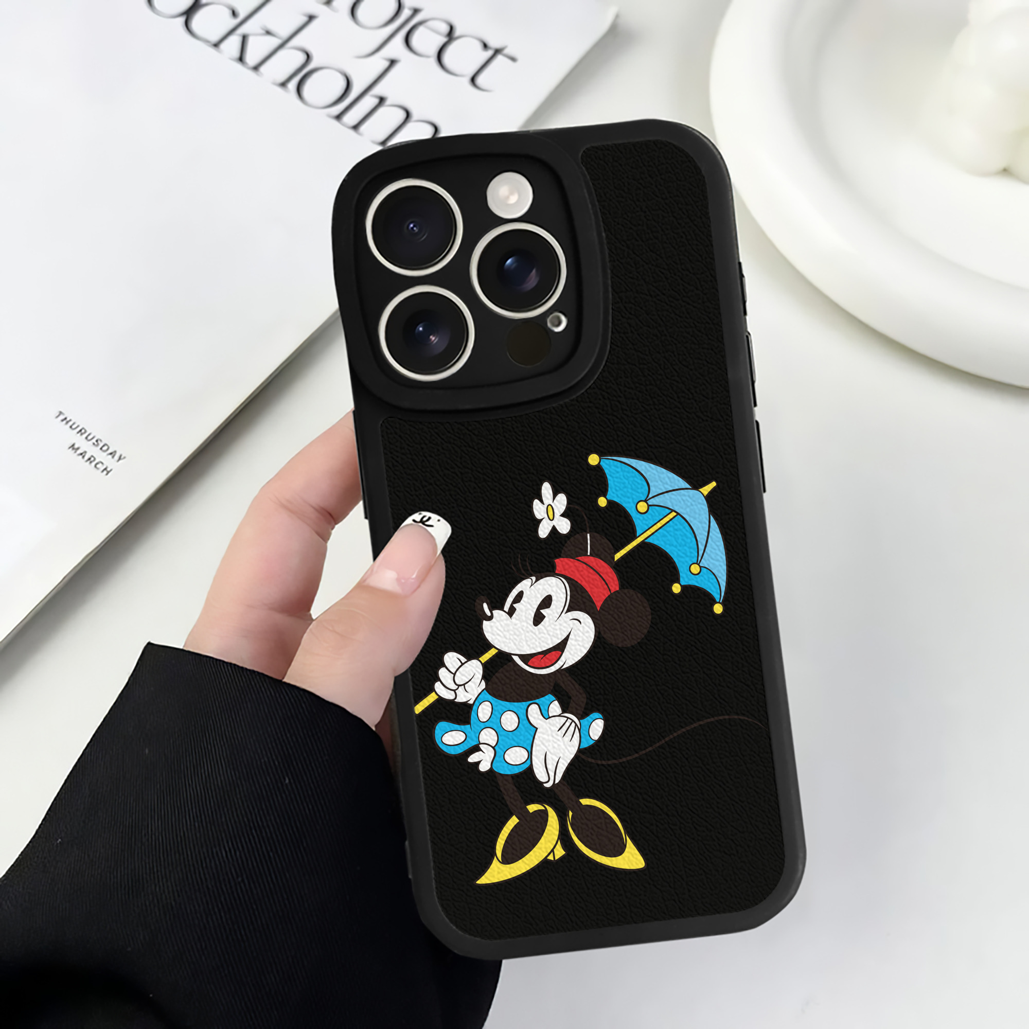 （画像用） ミッキーマウス Mickey Mouse 【iPhone 16シリーズ対応】シリコンスマホケース（レザー調） 材質：シリコン